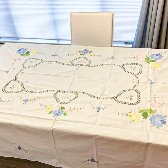 NEW Vintage Floral Embroidered Tablecloth + 8 Napkins - Picture 3 of 11